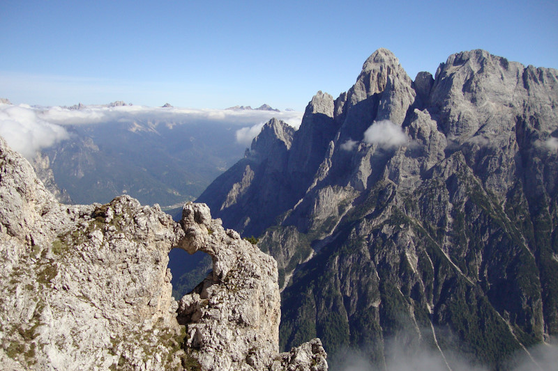 Il Cor e l'Agner, sospesi sopra la valle di San Lucano.