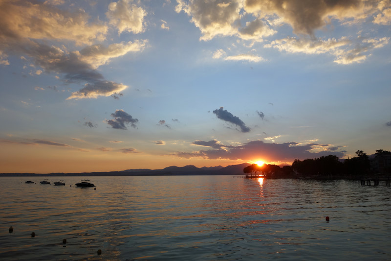 Tramonto dalla spiaggia di Bardolino (30/07/2022).