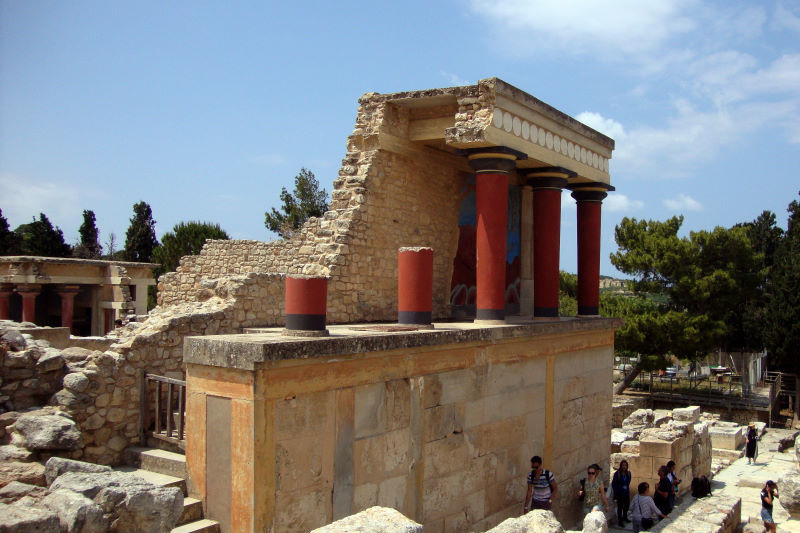 Le caratteristiche colonne rosse del palazzo di Cnosso.