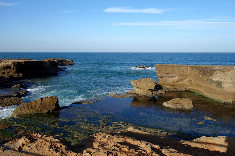 Gli scogli di fronte all'oceano a Rabat.