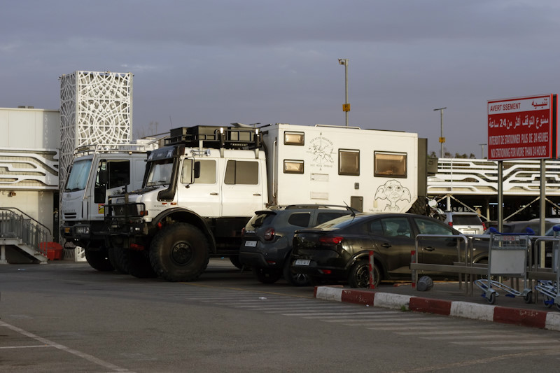 Unimog camperizzato all'aeroporto di Casablanca.