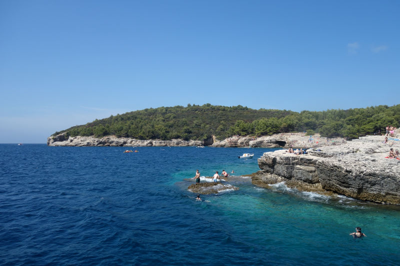 Gli scogli a sud del forte Ovine, verso uvala Muzilj.