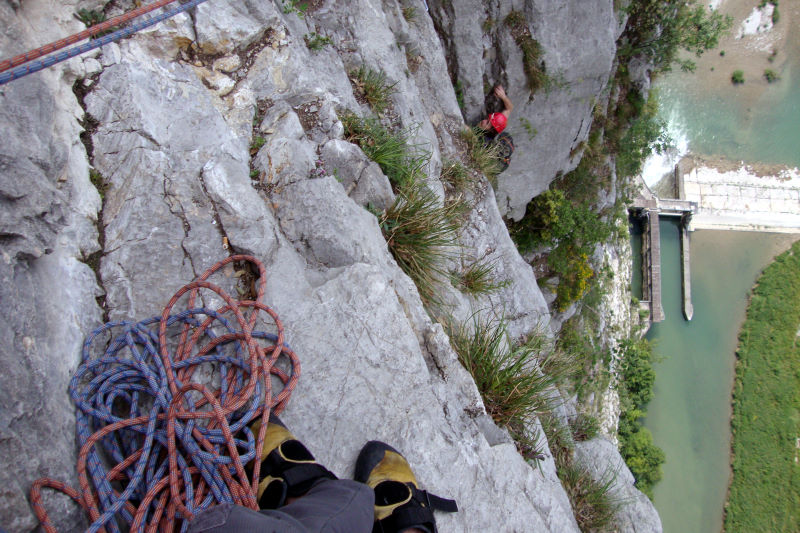 Alpinista impegnato nel diedro di una delle ultime lunghezze di Orizzonti Dolomitici (27/05/2012).