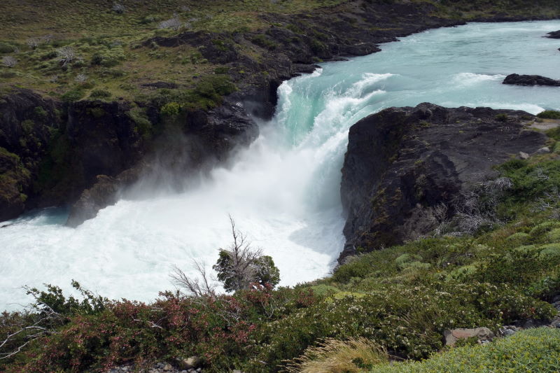 La cascata Salto Grande tra il lago Nordernskjold e il lago Pehoe.