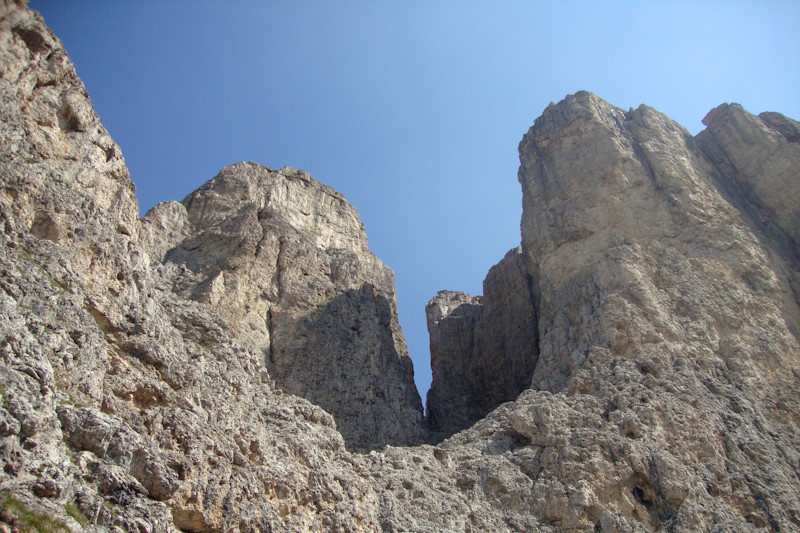 Ai piedi delle Torri del Sella, lungo la normale alla Prima Torre.