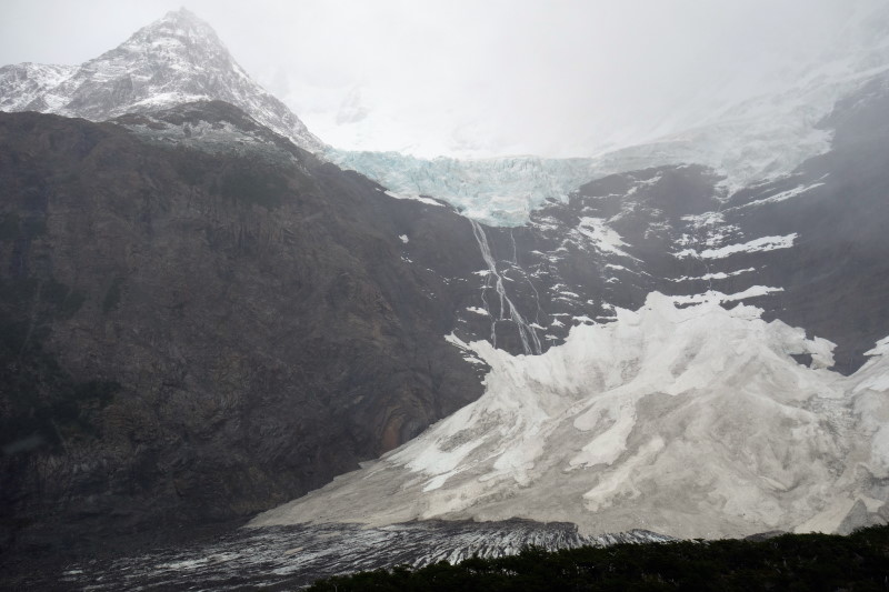 Il ghiacciaio pensile che scende dal versante orientale del Cerro Paine Grande.