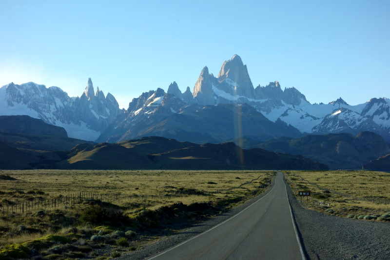 Cerro Torre e Fitz Roy dall'autobus, lungo la strada verso El Chalten.