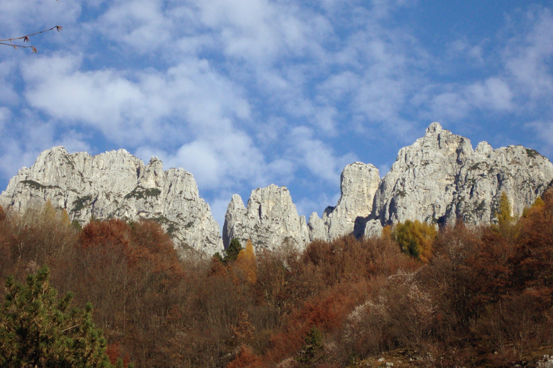 Le cime dei Feruch spuntano lungo il sentiero che porta al Bivacco Valdo.