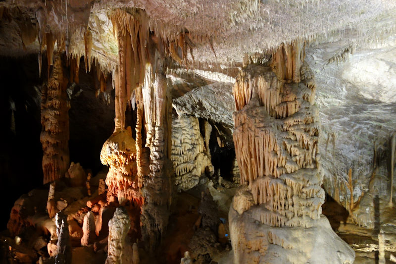 Stupende formazioni calcaree nelle grotte di Postumia.