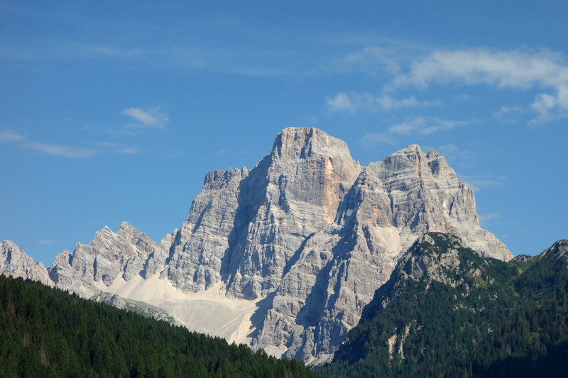 L'imponente parete nordovest del Pelmo e il Pelmetto a destra.