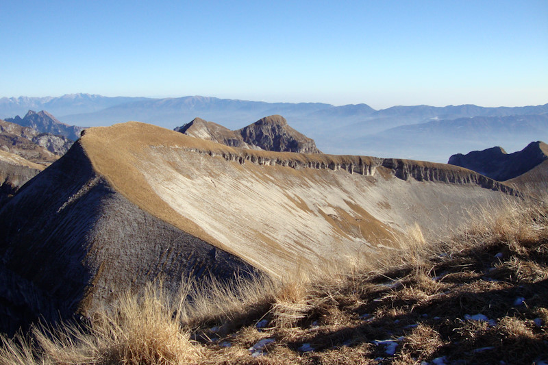 Il caratteristico Col di Luna dalla cima del Pavione.