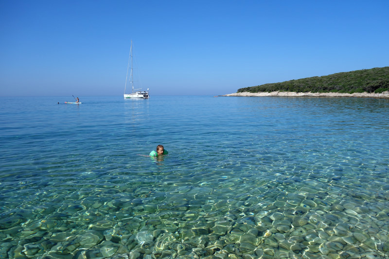 La splendida spiaggia di sassi a nord del campeggio Slatina.