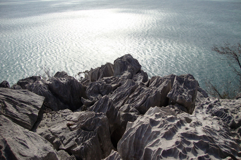 Rocce solcate dall'erosione lungo il sentiero Rilke.