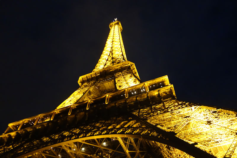 La Torre Eiffel illuminata.