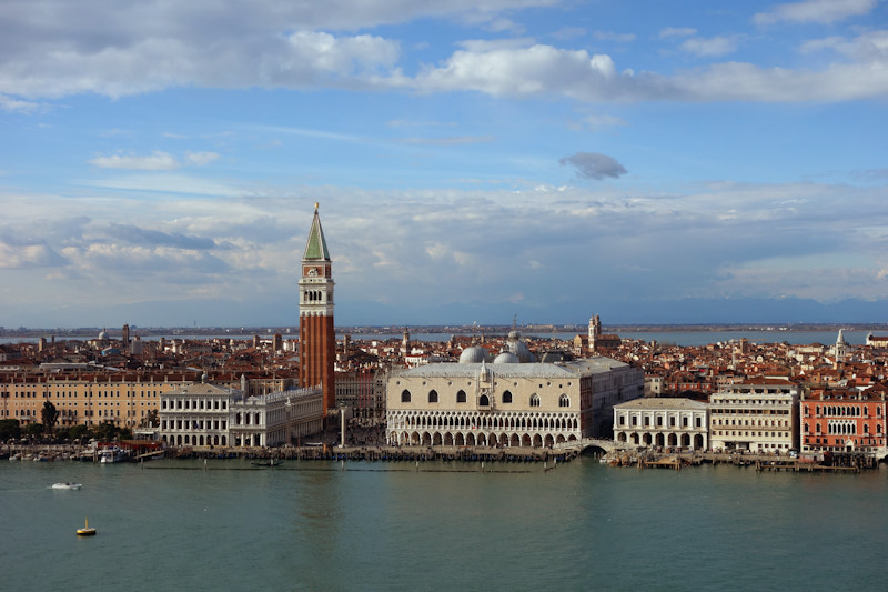 Il campanile di San Marco e il Palazzo Ducale dal campanile dell'abbazia di San Giorgio Maggiore (07/03/2020).