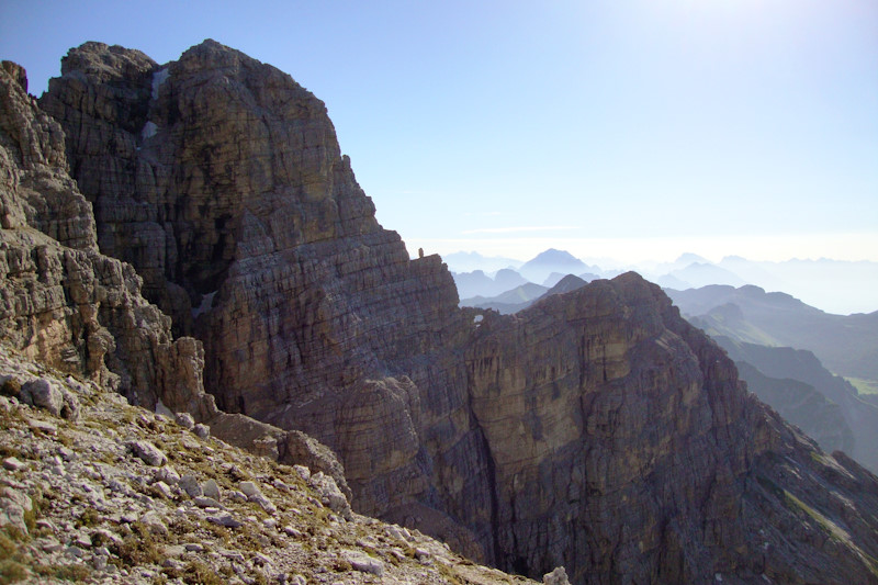 Il versante sud del Sass de Mura lungo la normale alla cima ovest.