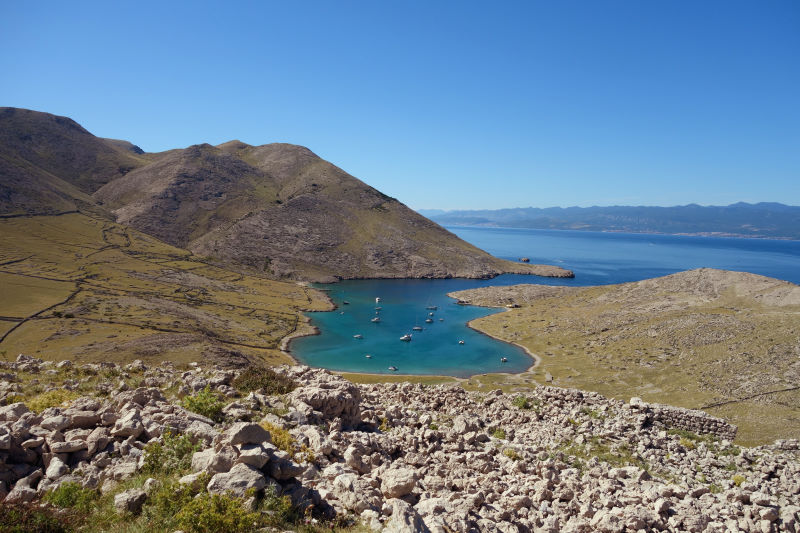 La baia di Mala Luka dai resti della fortezza Corinthia.