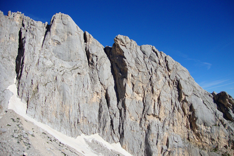 La meravigliosa roccia del Corno Piccolo, dal sentiero che sale al rifugio Franchetti.