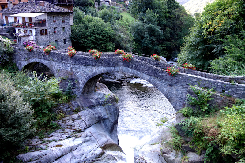 Il ponte sul torrente Ayasse a Pontboset.