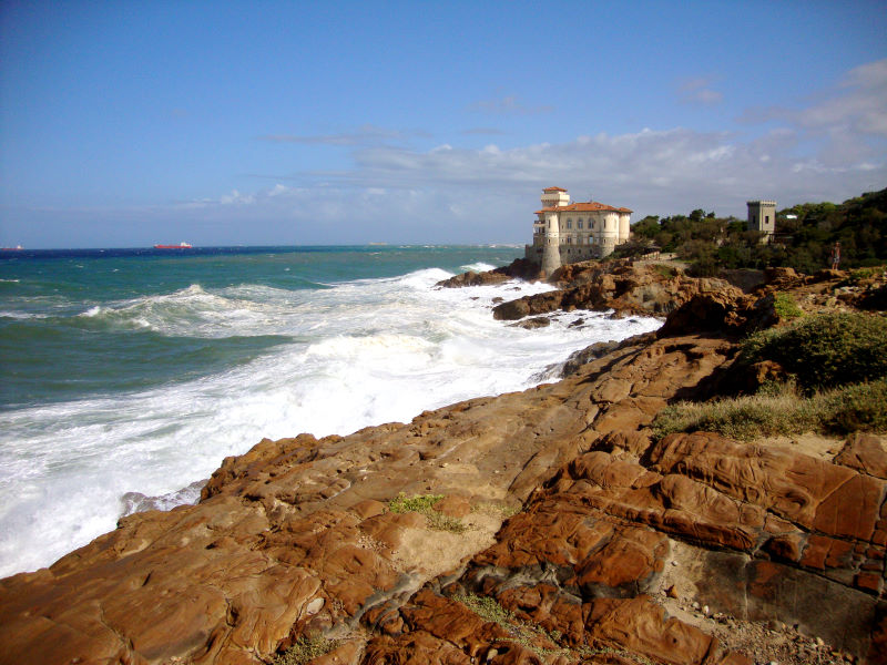 Il castello del Boccale lungo il Romito, la parte più meridionale del lungomare di Livorno.