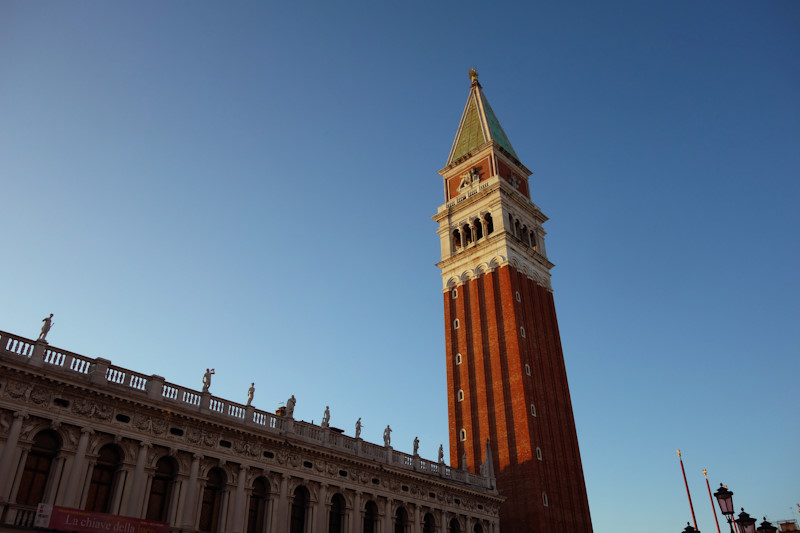 Il campanile di San Marco da piazza San Marco al tramonto (29/11/2020).