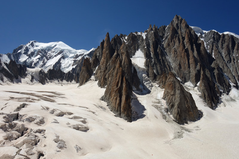 Il Monte Bianco di Courmayeur, la cima del Monte Bianco e il Mont Blanc du Tacul con i suoi satelliti, fotografati dalla funivia che collega Punta Helbronner con l'Aiguille du Midi.