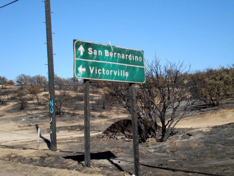 I segni lasciati dagli incendi nei pressi di San Bernardino.