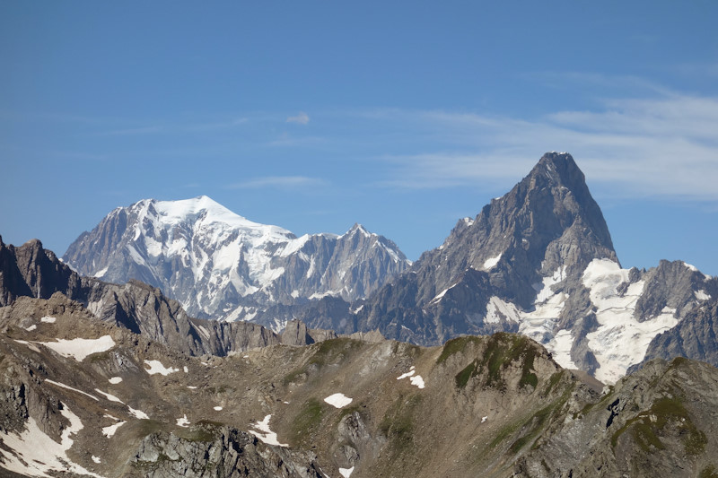 La cima del Monte Bianco e le Grandes Jorasses dal belvedere sopra il Colle del Gran San Bernardo.