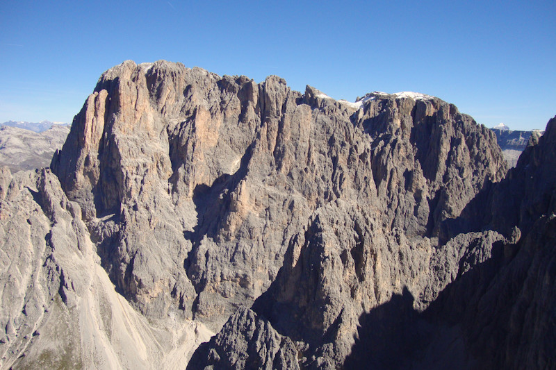 Il versante sudovest del Sassolungo dalla cima del Sassopiatto.