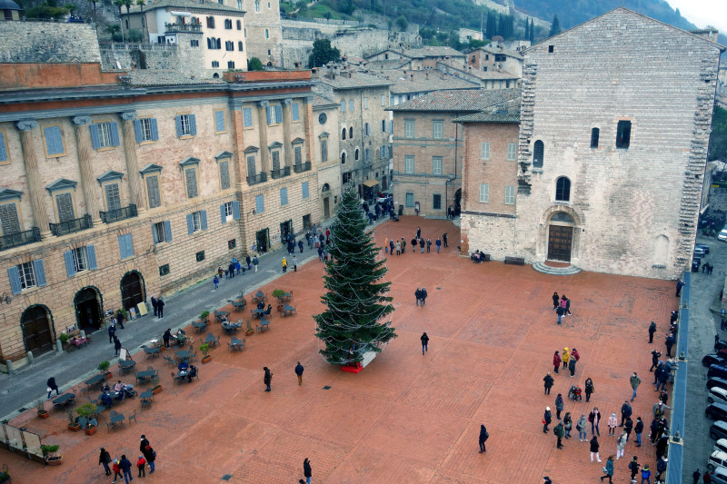 Piazza Grande dal Palazzo dei Consoli.