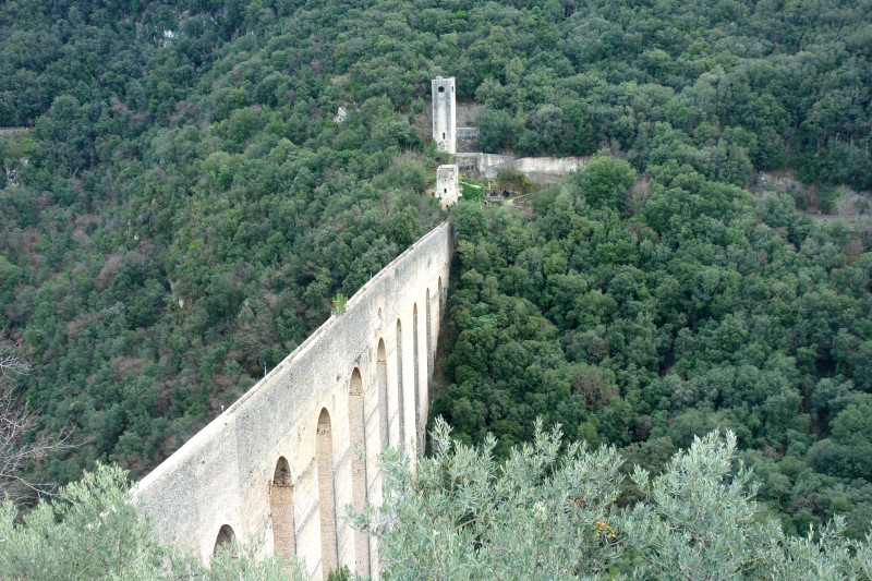 Il Ponte delle Torri, ricavato da un acquedotto romano, dalla Rocca Albornoziana a Spoleto.