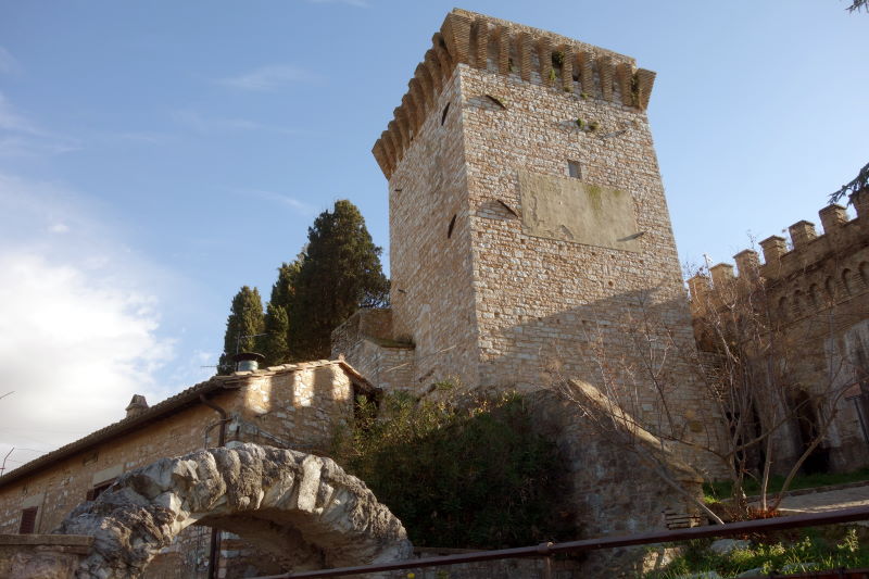 Una delle torri lungo la cinta muraria di Spello.