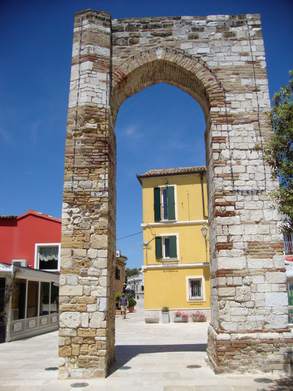 I resti della torre di Numana.