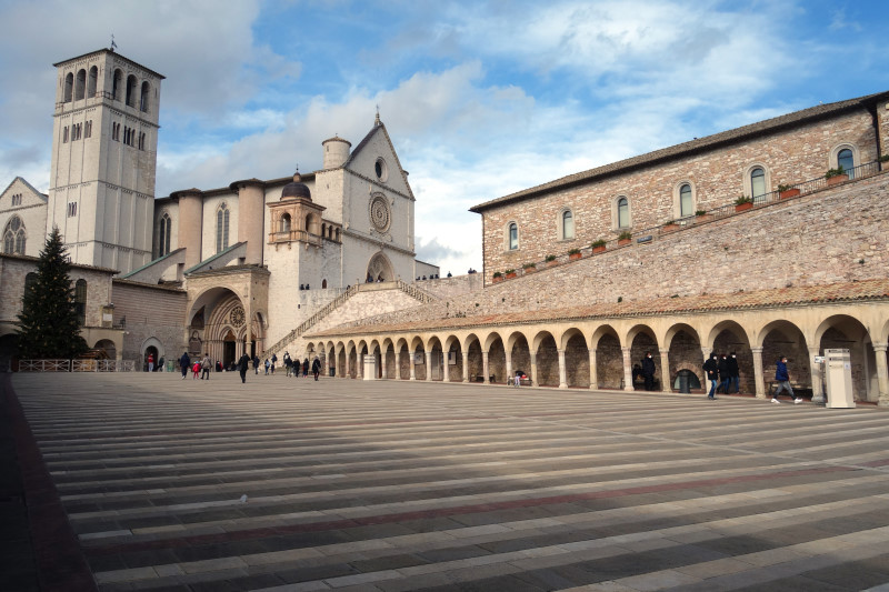 La basilica di San Francesco d'Assisi dalla piazza inferiore.