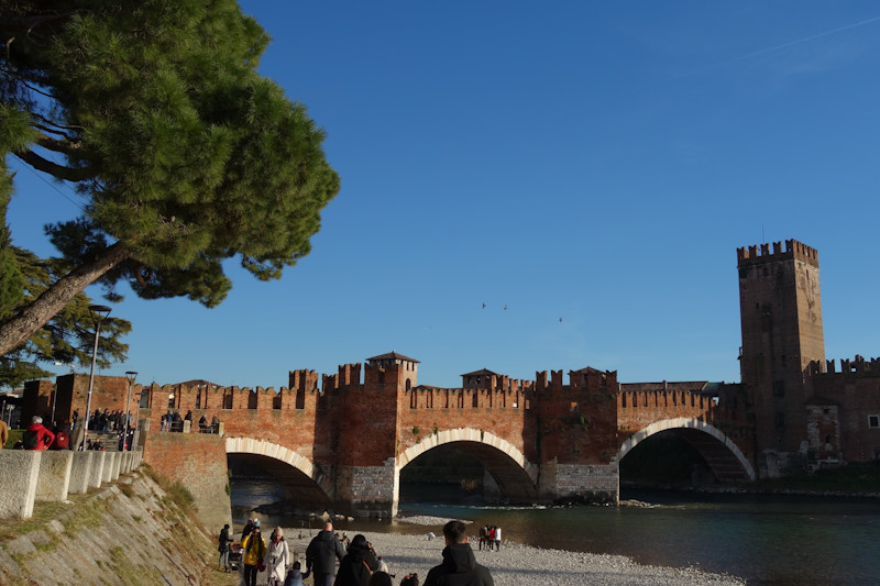 Il ponte Scaligero del Castelvecchio a Verona.