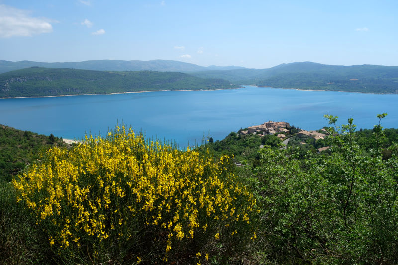 L'abitato di Sainte Croix du Verdon affacciato sull'omonimo lago.