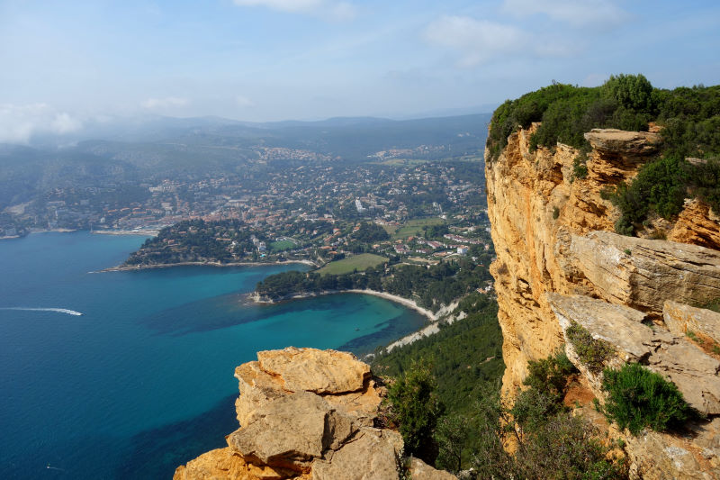 Cassis dall'orlo delle scogliere del Cap Canaille.