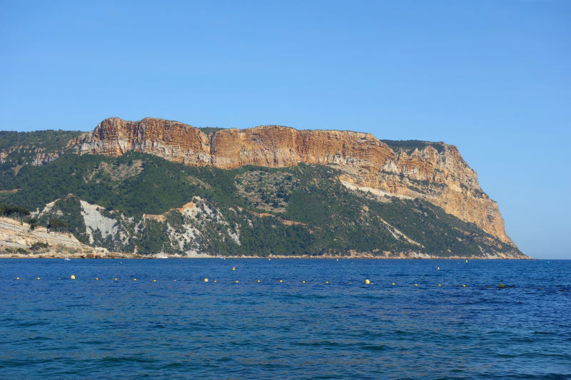 Cap Canaille dalla spiaggia di Cassis, le scogliere più alte della Francia.